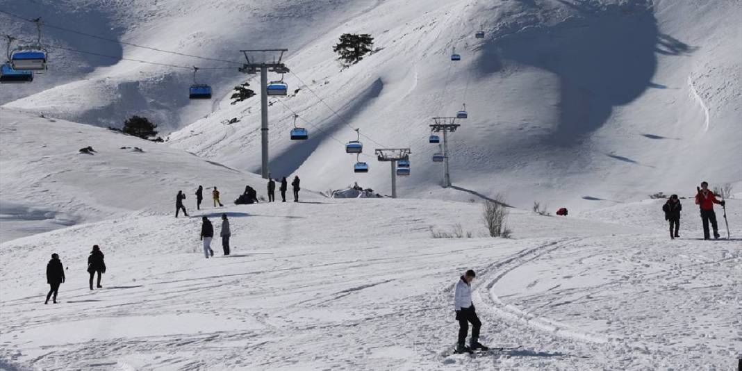 Kışın beyaza yazın yeşile bürünüyor! Herkes Alpler sanıyor ama Ege’de: Bu rota gideni hayran bırakıyor 5